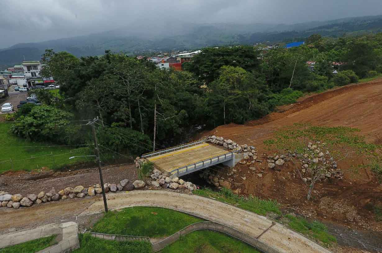  Diseño geométrico, funcional, señalización,  seguridad vial y diseño estructural de puente y alcantarilla de cuadro; Inspección de ejecución del proyecto desarrollo urbanístico  Hacienda Campo Real, Ciudad Quesada-San Carlos.  Cliente: Hacienda Campo Real