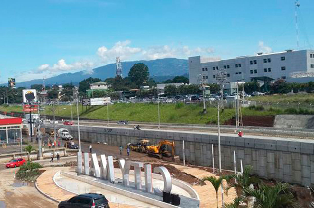 Intercambio a desnivel, puente y vialidad interna, ampliaciones viales de Radial Alajuela y ampliación de estructura sobre Río Ciruelas, Proyecto City Mall, Alajuela.  Cliente: Lady Lee